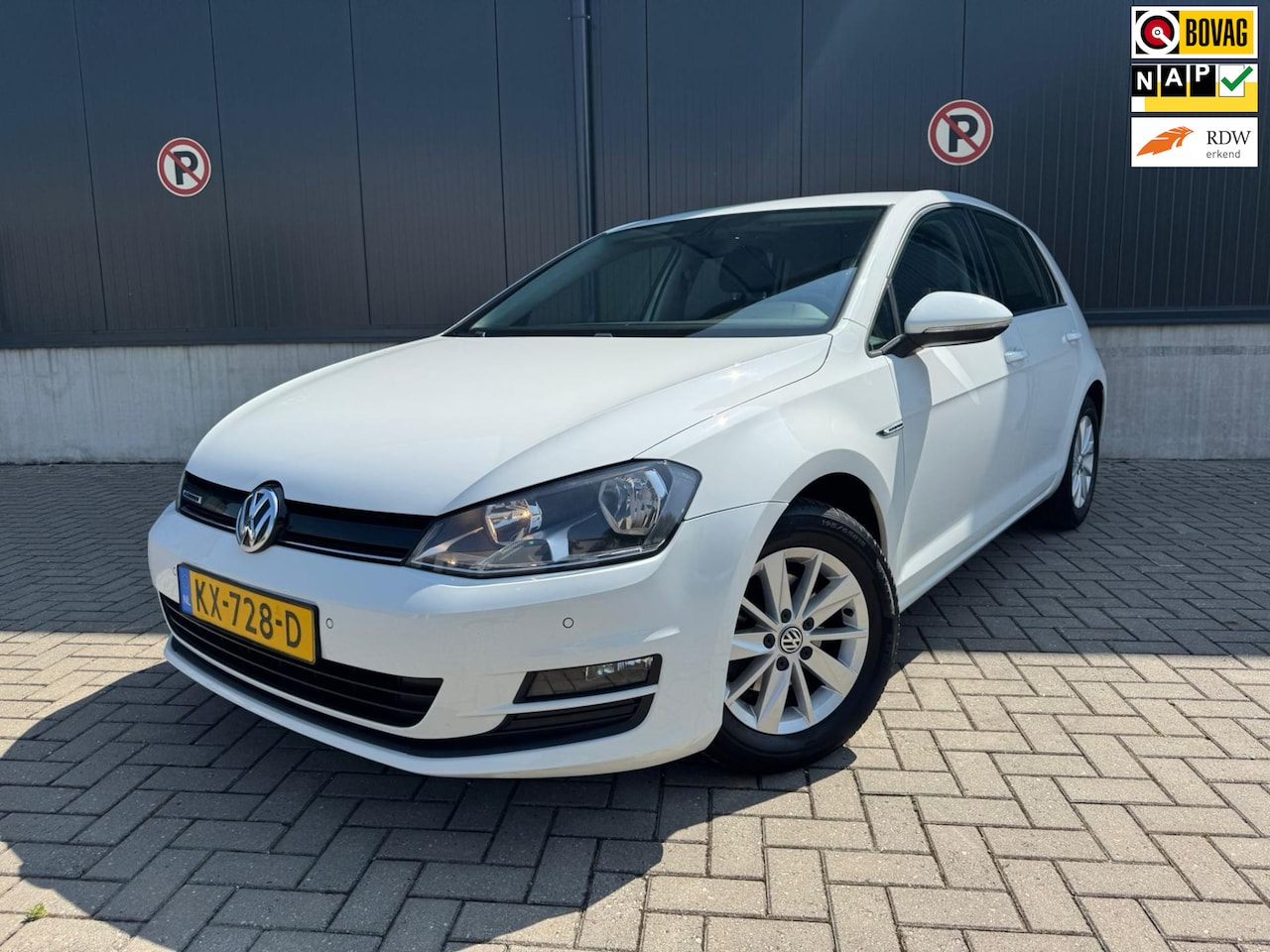 Volkswagen Golf - 1.0 TSI / navi / climate / cruise / PDC v+a / l.m. velgen ! - AutoWereld.nl