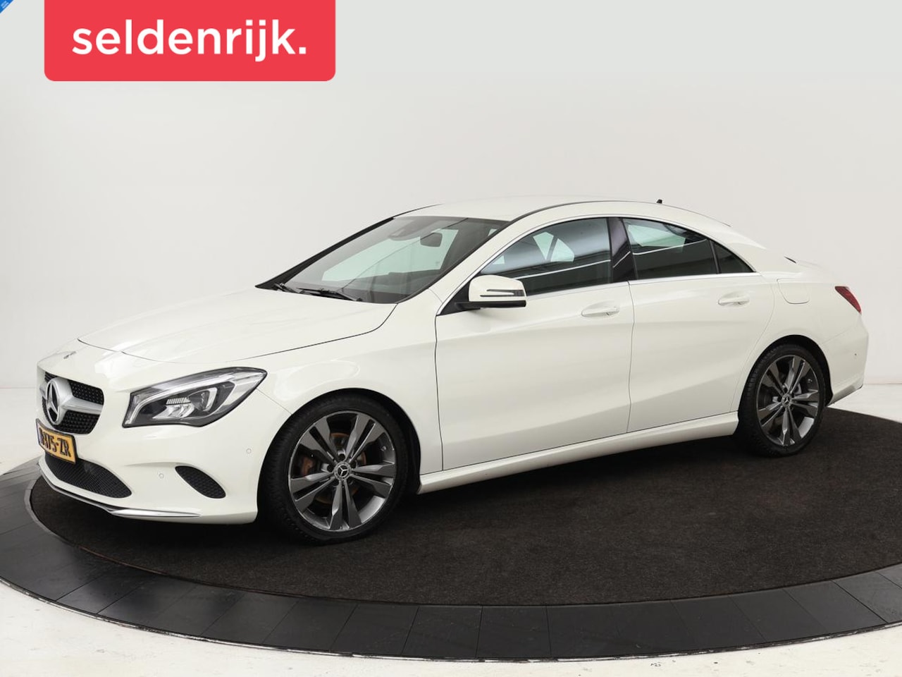 Mercedes-Benz CLA-Klasse - 180 Urban | Stoelverwarming | Sportstoelen | Navigatie | Park Assist | Full LED | Half led - AutoWereld.nl