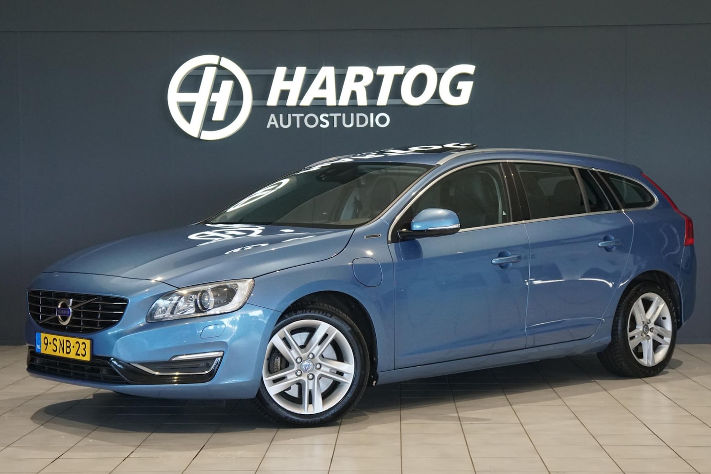 Volvo V60 - 2.4 D6 AWD Plug-In Hybrid Summum *EERSTE EIGENAAR* + DEALER ONDERHOUDEN / SCHUIFDAK - AutoWereld.nl