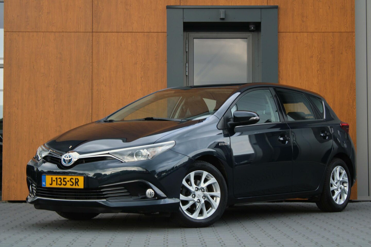 Toyota Auris - 1.8 Hybrid Dynamic | Navigatie | Clima | Camera - AutoWereld.nl