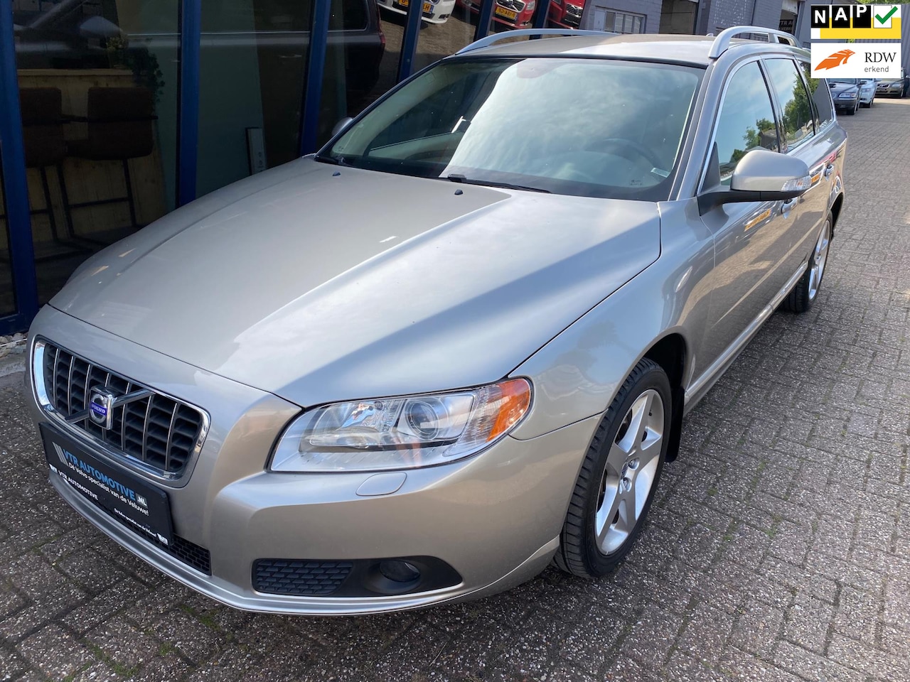 Volvo V70 - 2.5T Summum Automaat 200PK LEER / XENON / TREKHAAK - AutoWereld.nl