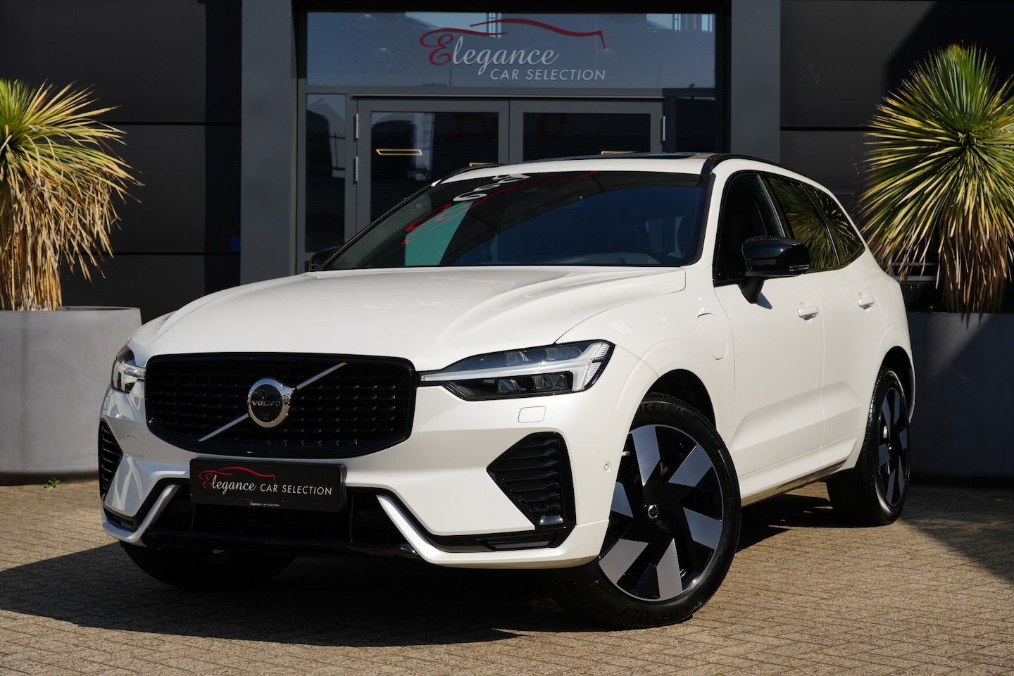 Volvo XC60 - 2.0 T8 Plug-in hybrid AWD Plus Dark 455pk Panoramadak/HarmanKardon/360Camera - AutoWereld.nl