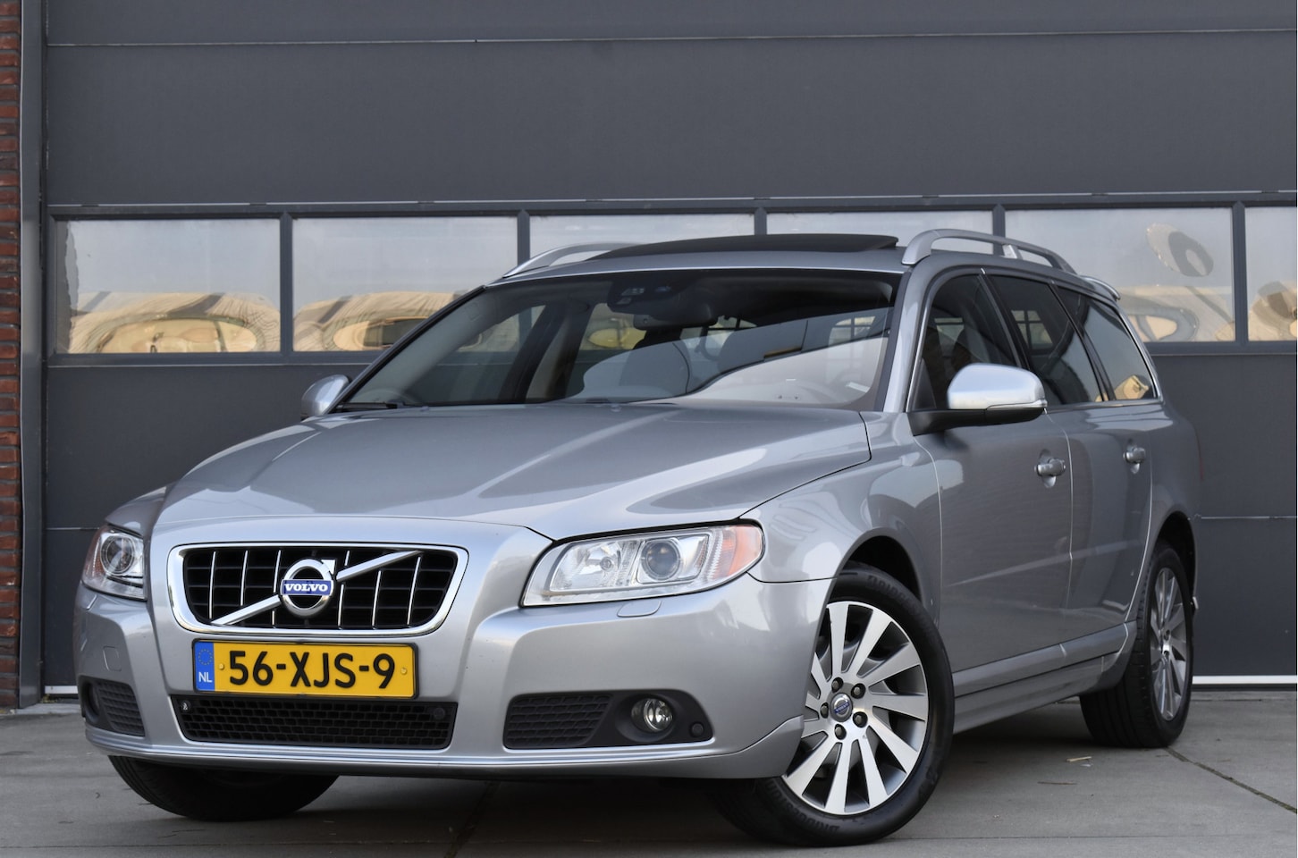 Volvo V70 - 2.0 D3 Limited Edition automaat Navi - Trekhaak - Cruise - Clima - NAP - AutoWereld.nl