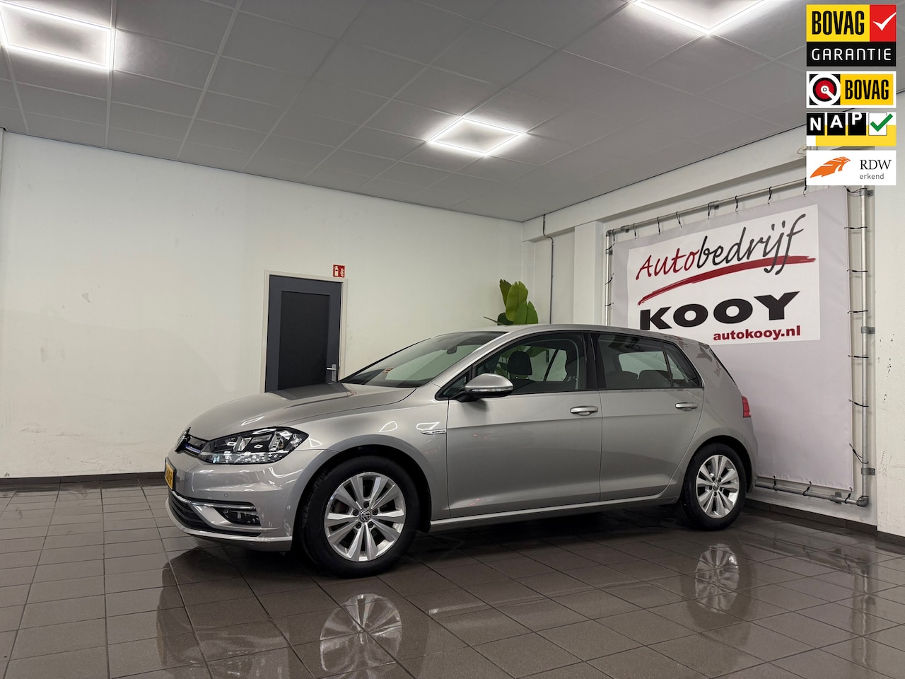 Volkswagen Golf - 1.5 TSI Comfortline * 33.152 km + NAP / Navigatie / Afn. Trekhaak / NL Auto * - AutoWereld.nl