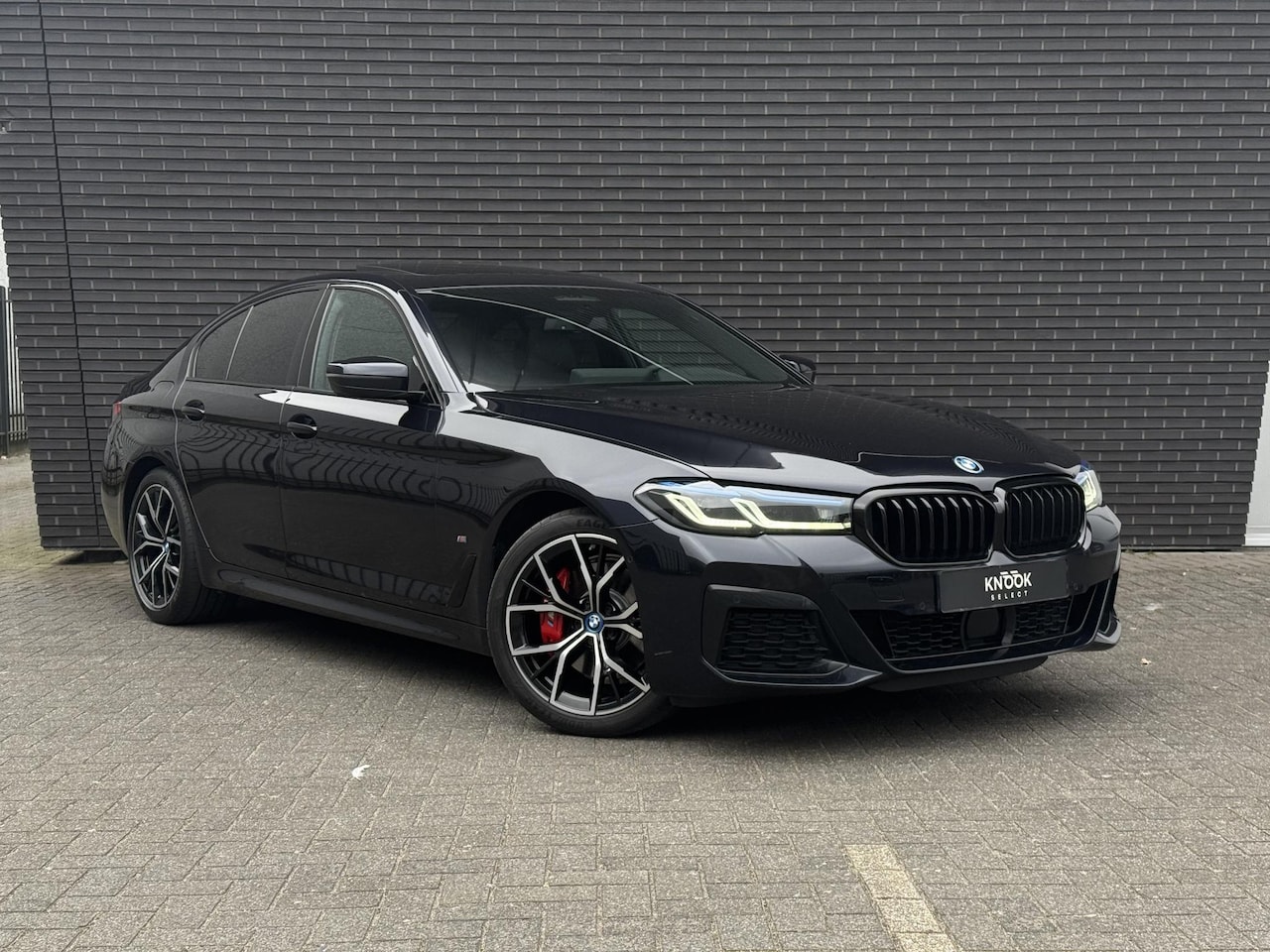 BMW 5-serie - 520e M Sport | Schuifdak | Comfortleder + Massage | Driving Ass. Pro | Laser | Live Cockpi - AutoWereld.nl