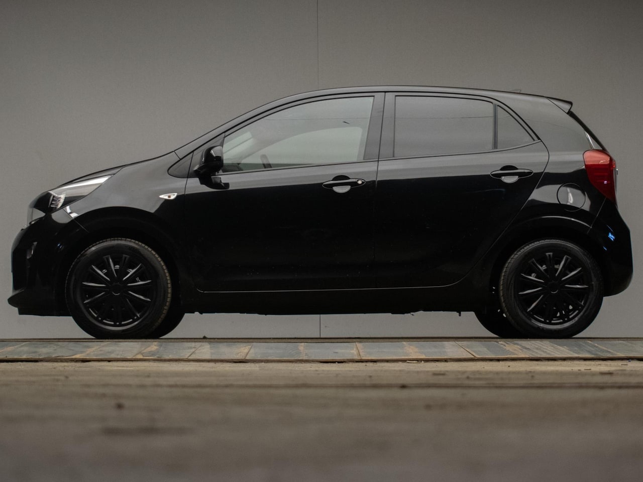 Kia Picanto - 1.0 MPi BLACK EDITION Sport (APPLECAR PLAY,NAVI,LED,CAMERA,AIRCO,NIEUWE APK,NETTESTAAT) - AutoWereld.nl