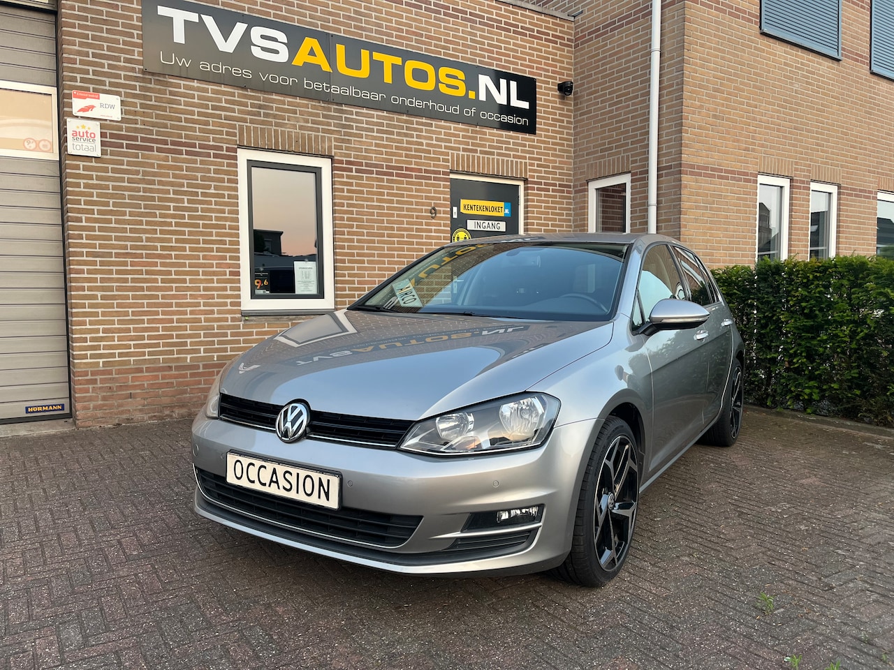 Volkswagen Golf - 1.2 TSI Comfortline 18” LM / Parkeersensoren V+A / Privacy Glas / Navigatie / Cruise Control + NIEUWE KOPPELIN - AutoWereld.nl