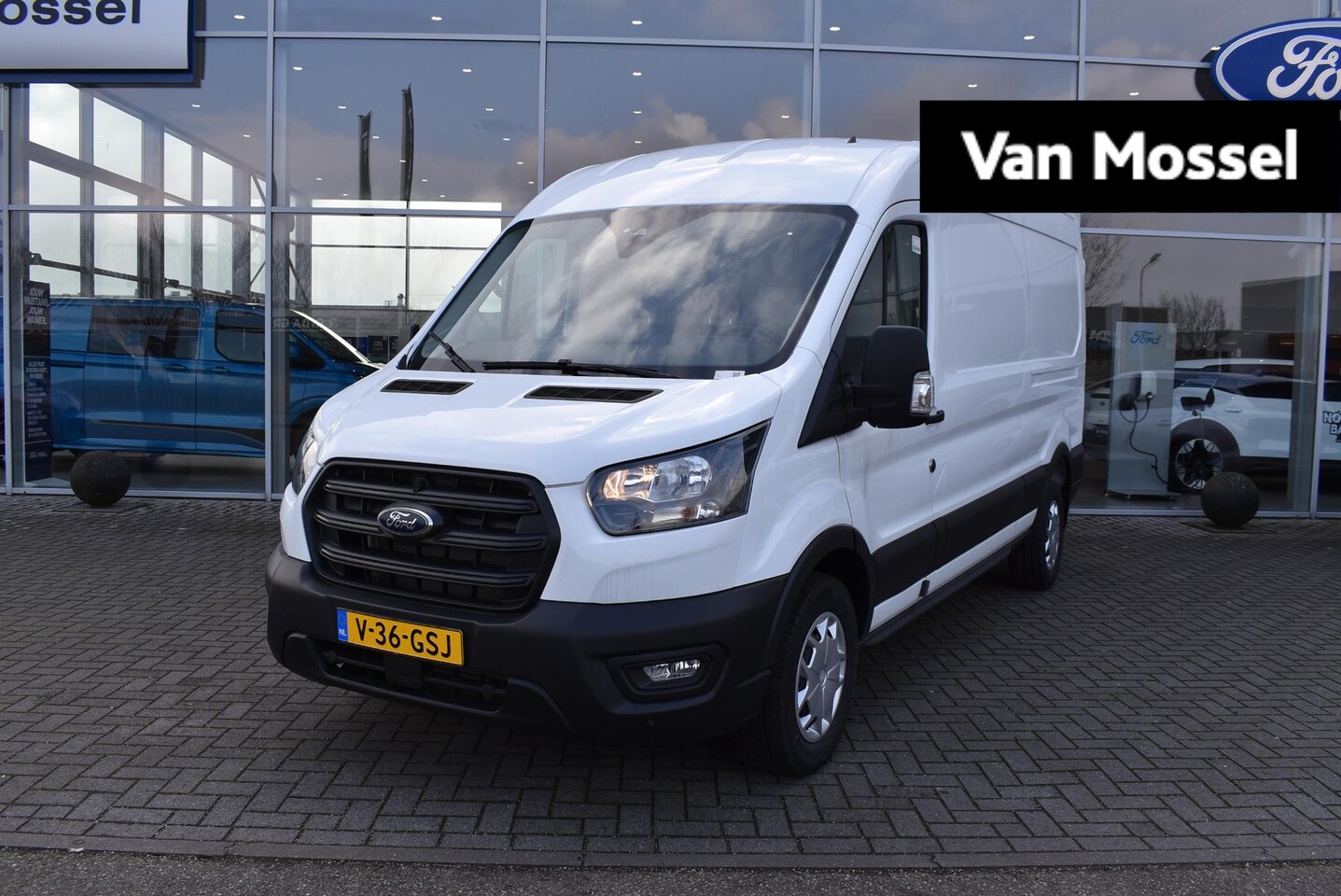 Ford Transit - 350 2.0 TDCI L3H2 Trend Automaat 130 pk | Tussenschot met ruit | Ruiten in de achterdeuren - AutoWereld.nl