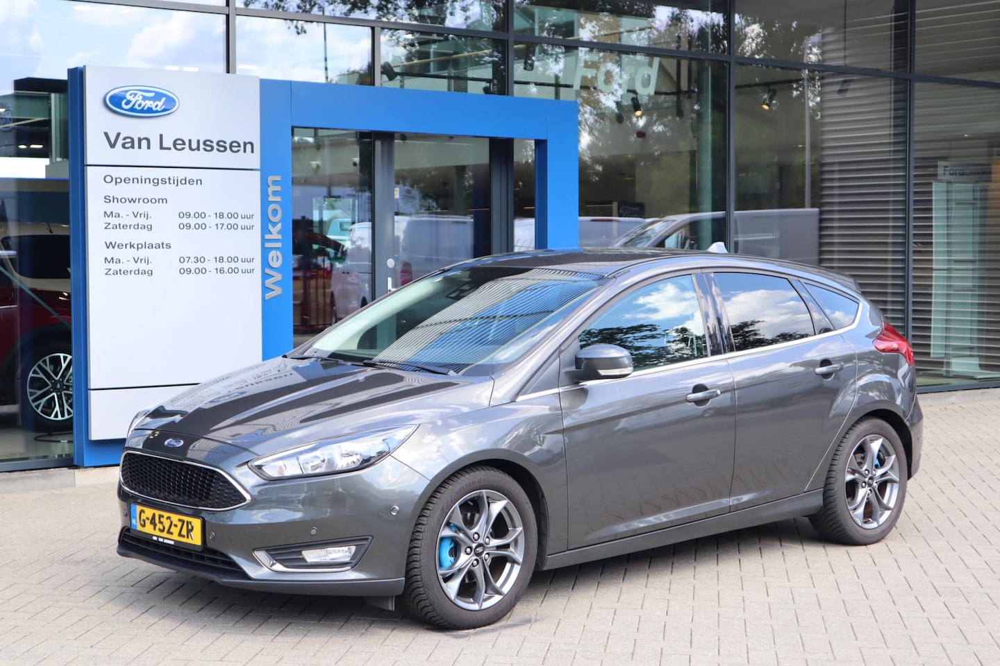 Ford Focus - 125PK TITANIUM 5-DEURS NAVI CLIMA STOEL+STUURVERW. AFN-TREKHAAK CAMERA PARK-SENSOREN PRIVA - AutoWereld.nl
