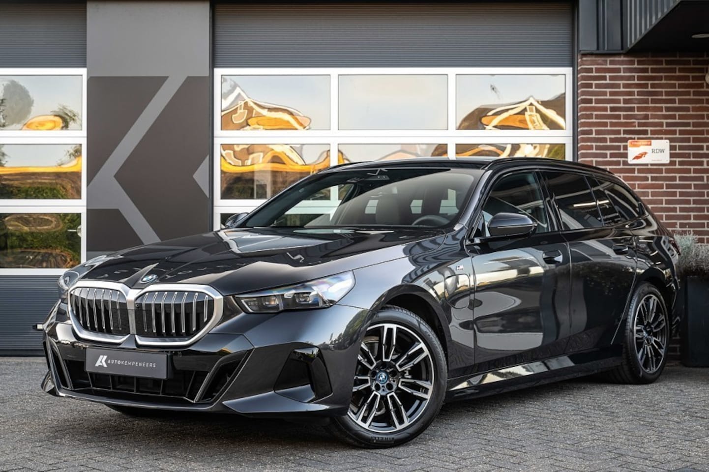BMW 5-serie Touring - 530e xDrive M Sport | Panorama | Trekhaak | Adapt. led | Head-Up | Keyless entry | Driving - AutoWereld.nl