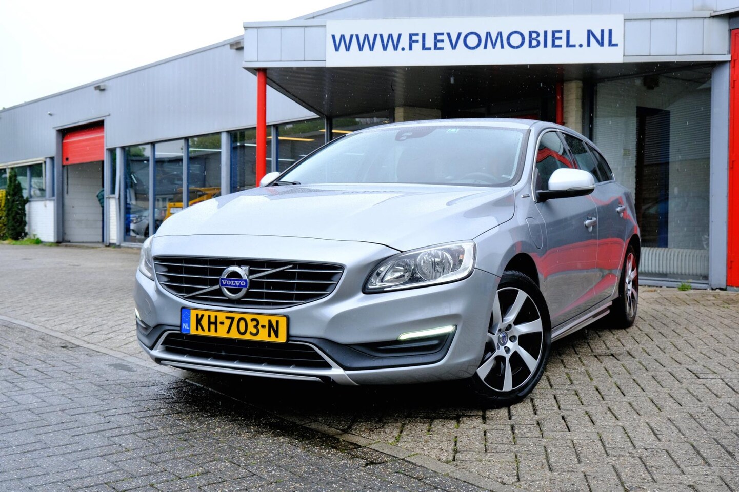 Volvo V60 - 2.4 D5 Twin Engine Lease Edition Aut.Navi|Clima|LMV|Clima - AutoWereld.nl