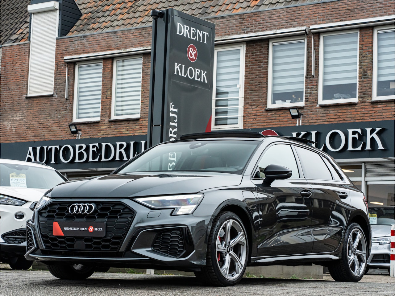 Audi A3 Sportback - 45 TFSI e S edition Competition ORG NL PANO BLACK OPTIC MARTIX LED 18 INCH PRIVACY GLASS - AutoWereld.nl