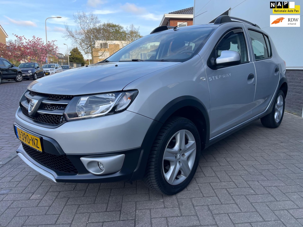 Dacia Sandero Stepway - 0.9 TCe Lauréate/Navi/Cruise-c/Airco/PDC/AUX/Elek-pakket/Goed-onderhouden - AutoWereld.nl