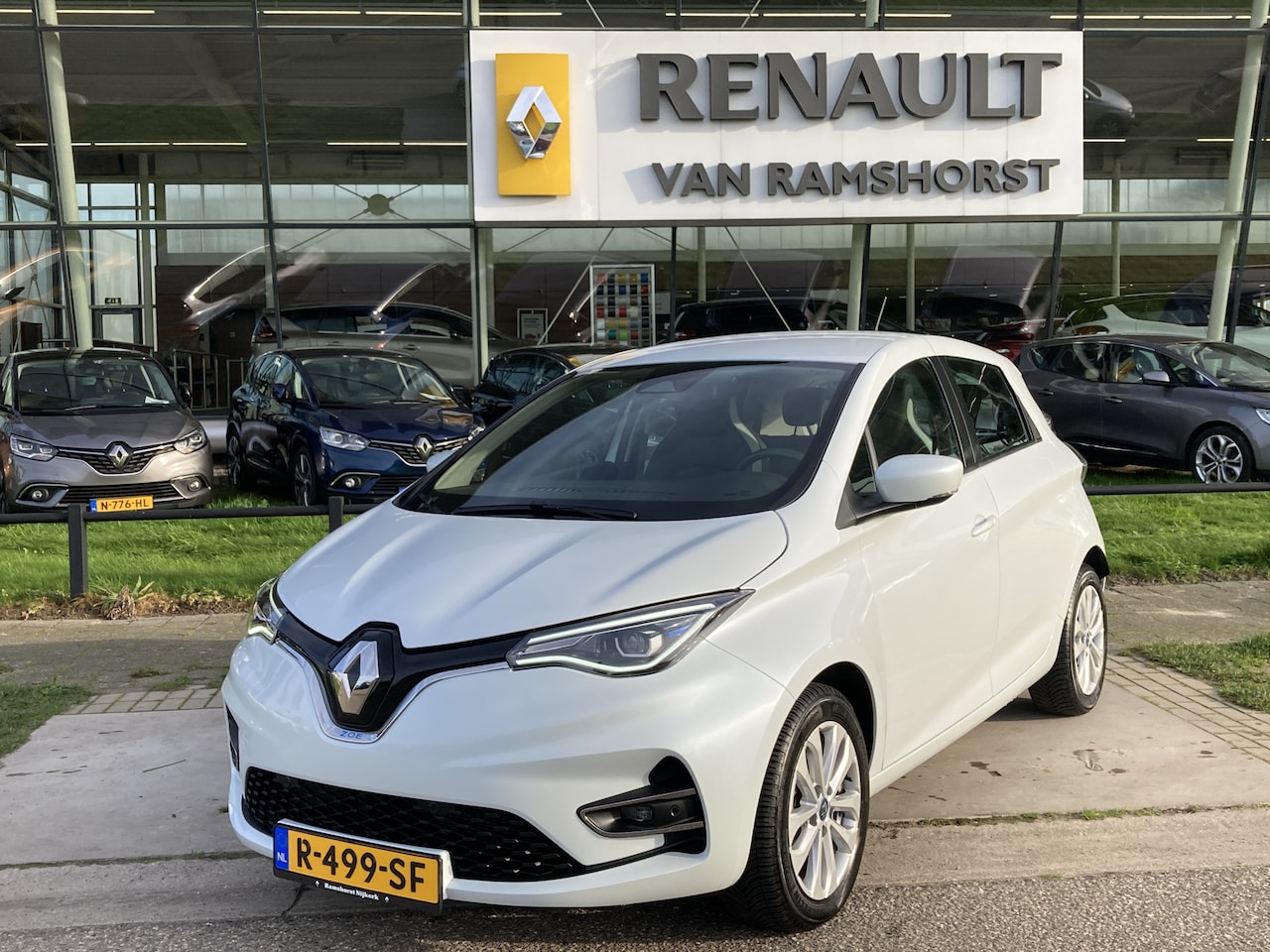 Renault Zoe - E-Tech Electric R135 Intens 50 kWh (KoopBatterij) CCS-SNELLADER! / Navi / Camera / Bluetoo - AutoWereld.nl