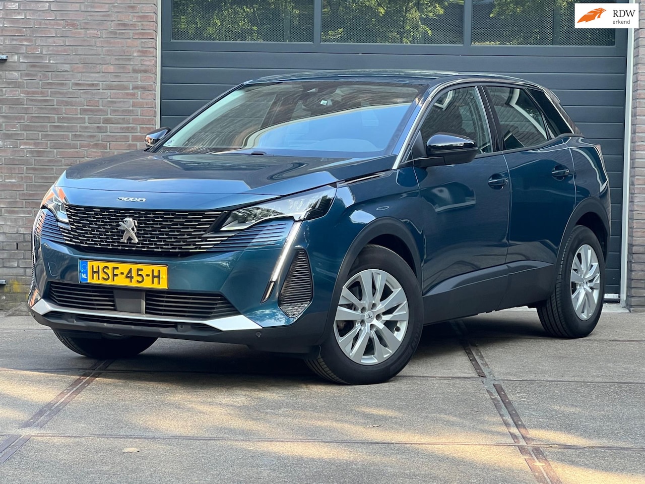 Peugeot 3008 - Active Pack 130pk Automaat | Carplay/AndroidAuto | Parkeercamera | Stoelverwarming - AutoWereld.nl