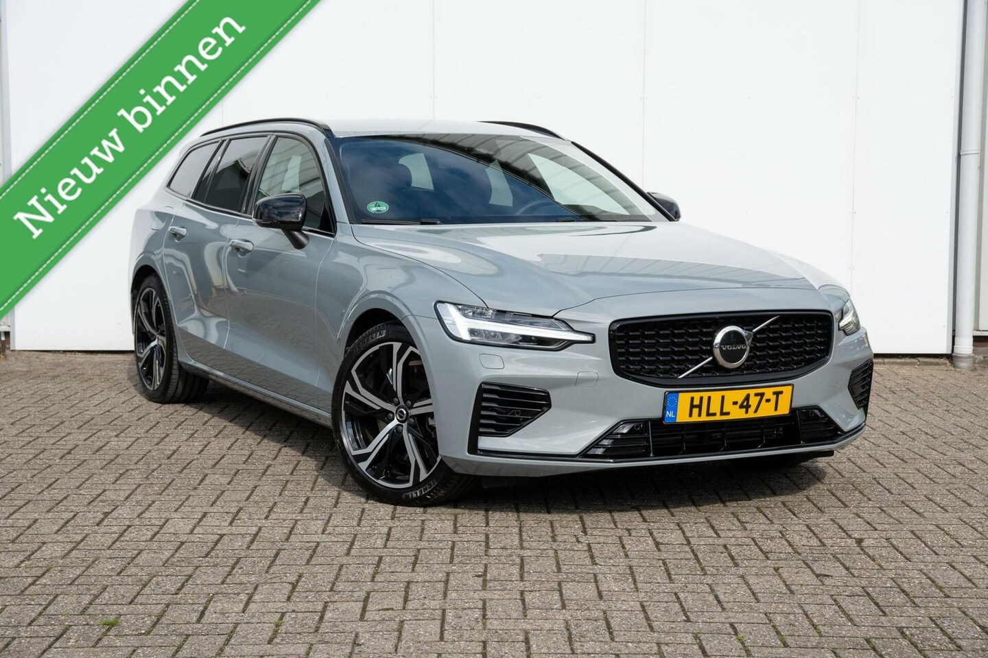 Volvo V60 - T6 Plug-in hybrid AWD Plus Dark | HK Audio | 19" | Elek.bedienbare trekhaak - AutoWereld.nl