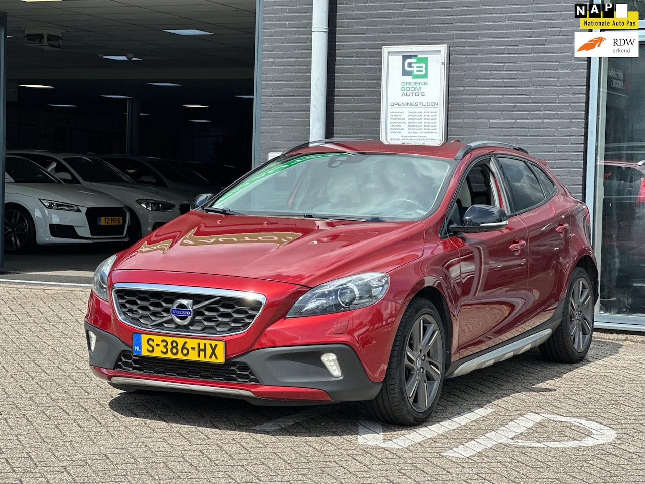 Volvo V40 Cross Country - 2.5 T5 AWD Momentum/CAMERA/254 PK/AUTOMAAT/NETTE STAAT!! - AutoWereld.nl