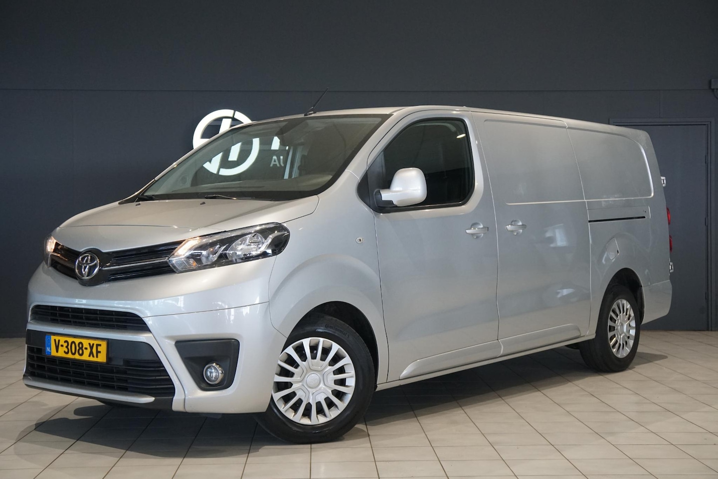 Toyota PROACE Long Worker - 2.0 D-4D Professional + CAMERA / KEYLESS / NAVIGATIE - AutoWereld.nl