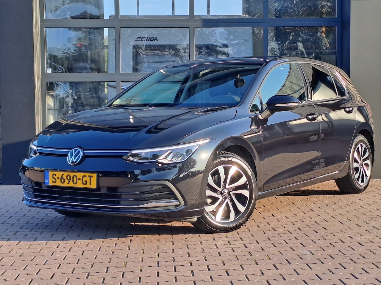 Volkswagen Golf - 1.5 eTSI R-Line Business+ | LED | Trekhaak | All-seasons | ACC | Keyless | Stoelverwarming - AutoWereld.nl