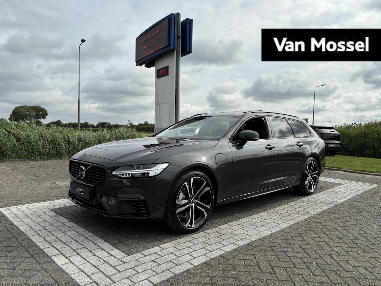 Volvo V90 - 2.0 T8 Plug-in hybrid AWD Ultra Executive Edition | Modeljaar 2026 | Privacy Glas | Bowers - AutoWereld.nl