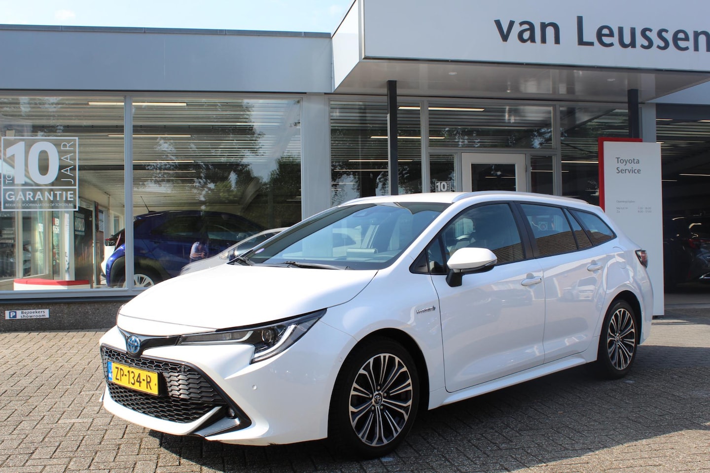 Toyota Corolla Touring Sports - 1.8 Hybrid STYLE TREKHAAK PARK.SENSOREN V+A NAVI LED KEYLESS LM-VELGEN AD-CRUISE - AutoWereld.nl
