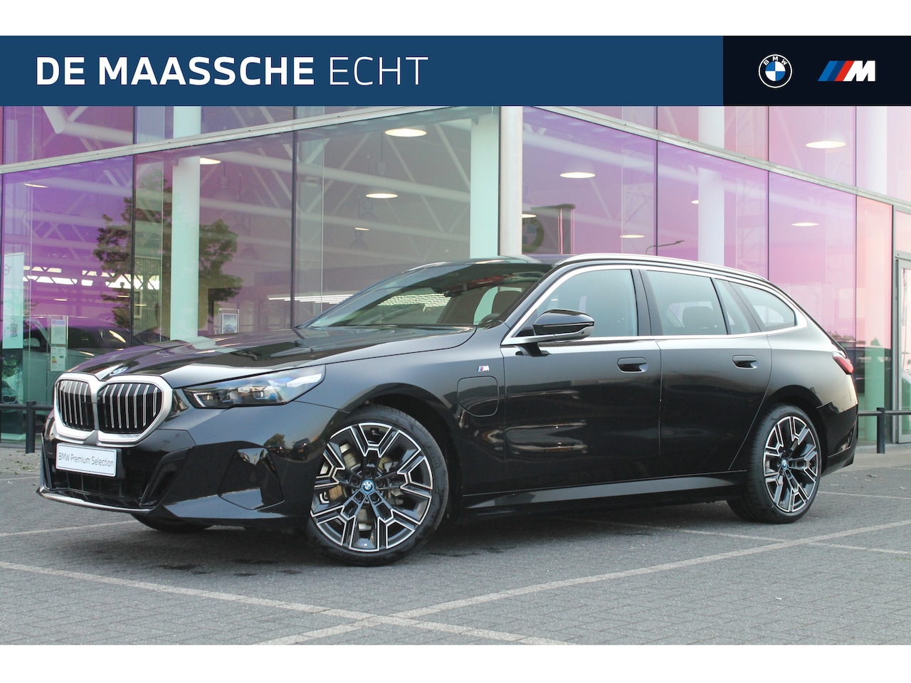 BMW 5-serie Touring - 530e xDrive M Sport Automaat / Panoramadak / Trekhaak / Parking Assistant Professional / A - AutoWereld.nl