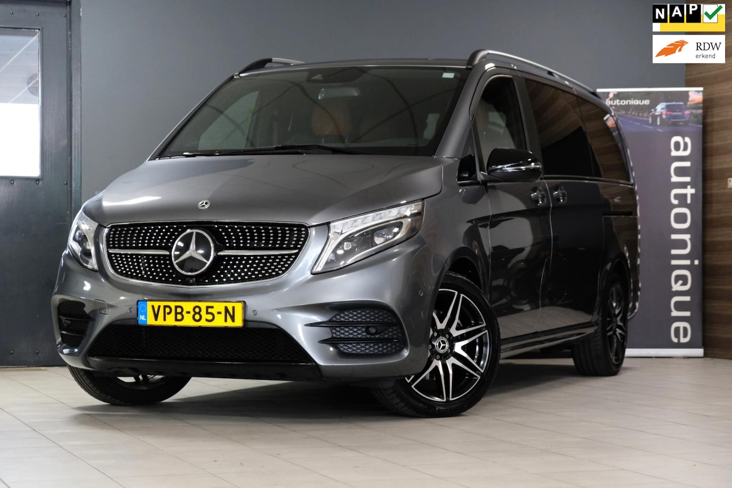 Mercedes-Benz V-klasse - 300d Lang DC *AMG Pakket* Leder/Navi/Camera/Trekhaak/Burmester Dubbel Cabine - AutoWereld.nl
