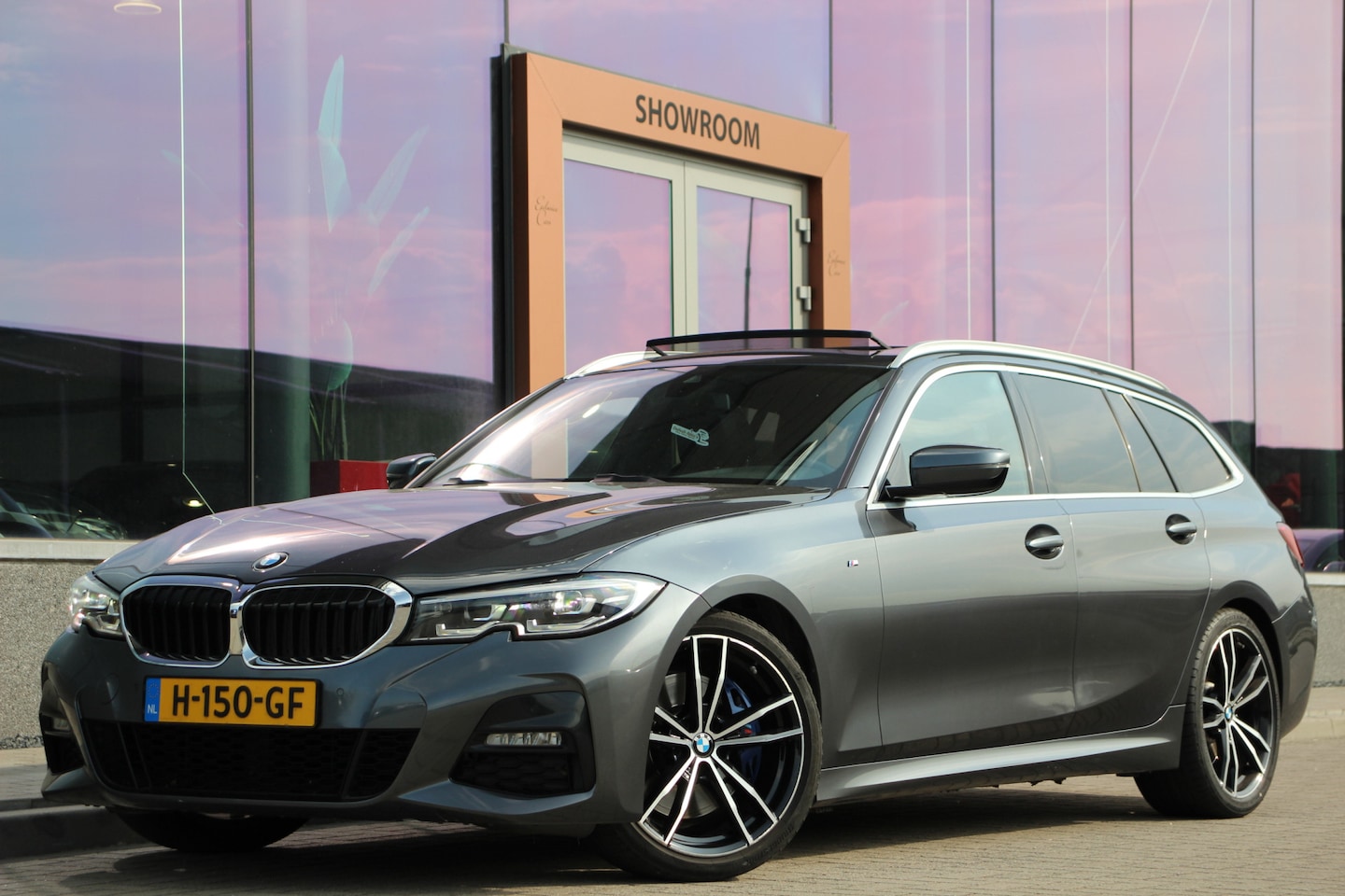 BMW 3-serie Touring - 330i High Executive Edition | M-sport | Pano. | Leder | Hifi | Dealer onderhouden - AutoWereld.nl