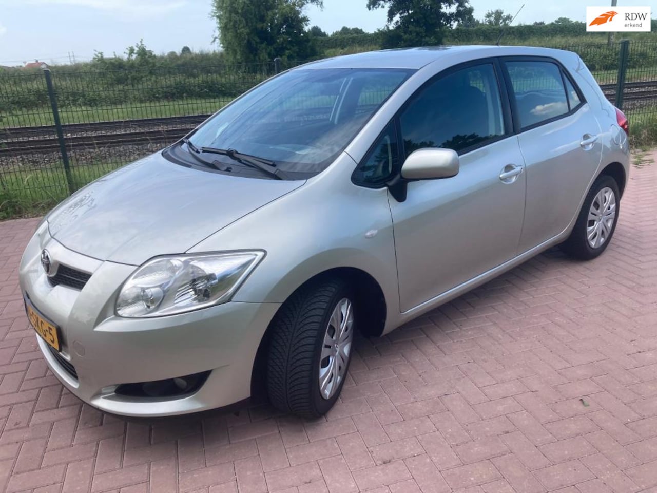 Toyota Auris - 1.6 Aspiration | 5 - Deurs | 221.635 + Dealeronderhouden - Navigatie. - AutoWereld.nl
