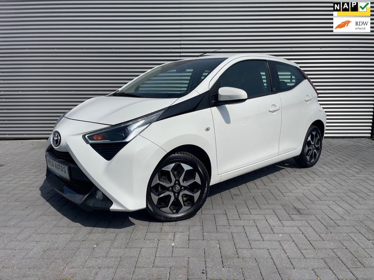 Toyota Aygo - 1.0 VVT-i x-play NAVI / LMV / CAMERA / AIRCO - AutoWereld.nl