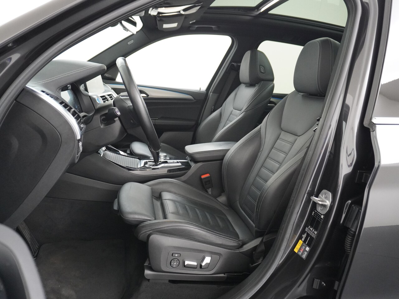 BMW iX3 - AUT. 286pk 80kWh Pano/Schuif-Kant-Dak Leder+elektr.SportStoel+Verwarmd M-Sport-St+ M-Aerop - AutoWereld.nl