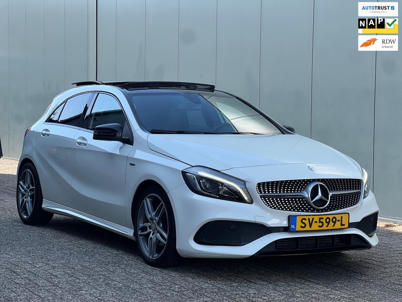 Mercedes-Benz A-klasse - 180 AMG Night Edition Pano NAP Camera - AutoWereld.nl