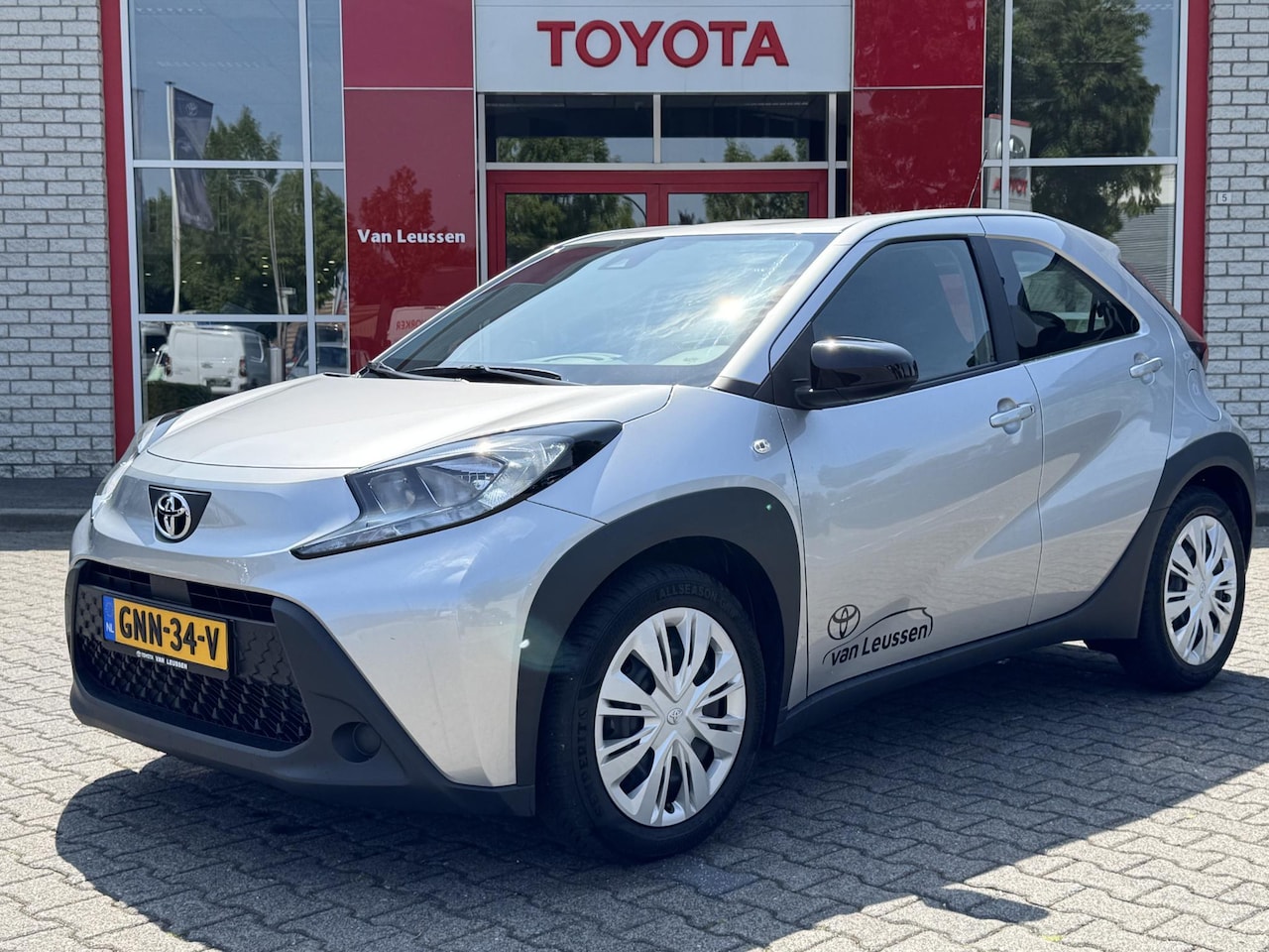 Toyota Aygo X - PLAY ALL SEASON-BANDEN AD-CRUISE AIRCO APPLE/ANDROID CAMERA BLUETOOTH EL-RAMEN/SPIEGELS - AutoWereld.nl