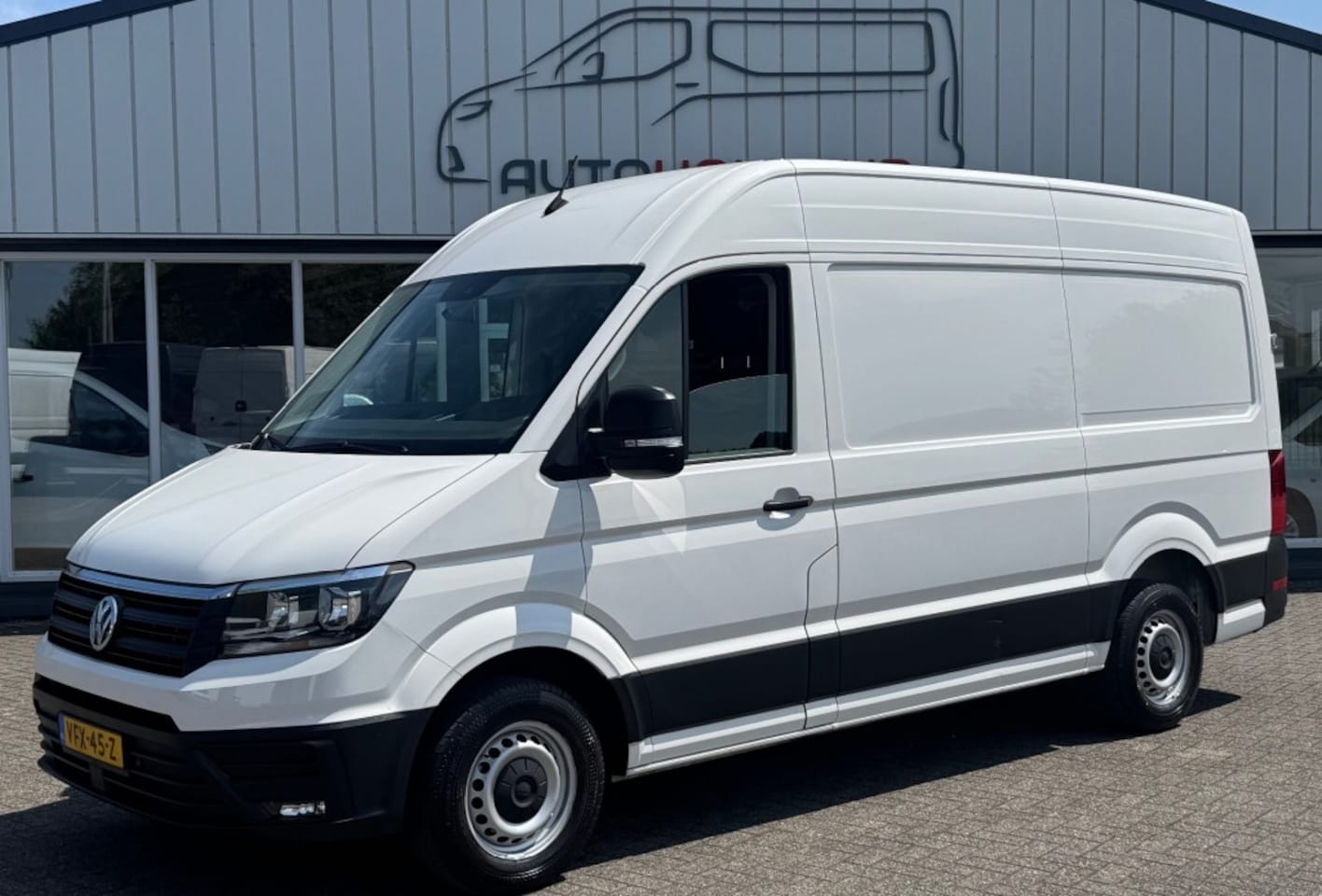 Volkswagen Crafter - 2.0 TDI 103KW 140PK L3H3 AUTOMAAT EURO 6 AIRCO/ NAVIGATIE/ TREKHAAK/ CRUISE CONTROL/ 100% - AutoWereld.nl