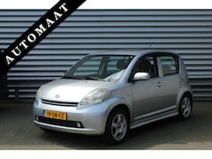 Daihatsu Sirion 2 - 1.3-16V 88pk Sport Comfort AUTOMAAT NL-Auto NAP 62.927km Schuifdak Cruise Airco LMV Spoile