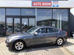 BMW 3-serie - 320i 170PK HE SPORT : LEER/CLIMA/PDC/ PDC/S&S/MEDIA/BTA/LMV - 2 PART. EIG. - NL AUTO - KM=