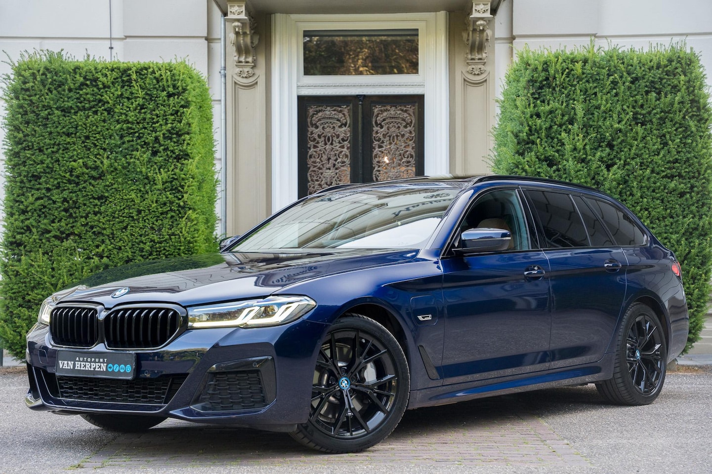BMW 5-serie Touring - 530e xDrive M-Sport PANO | LASER | HUD | KEYLESS | INDIVIDUAL TANSANITBLAU - AutoWereld.nl