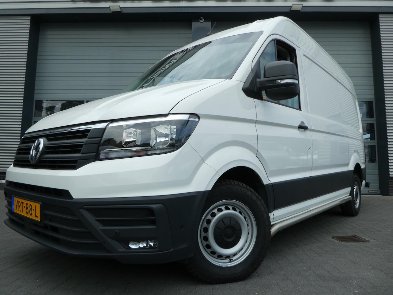 Volkswagen Crafter - 35 2.0 TDI 180 pk L3H3 ( L2H2) airco, apple carplay ,camera ,trekhaak - AutoWereld.nl