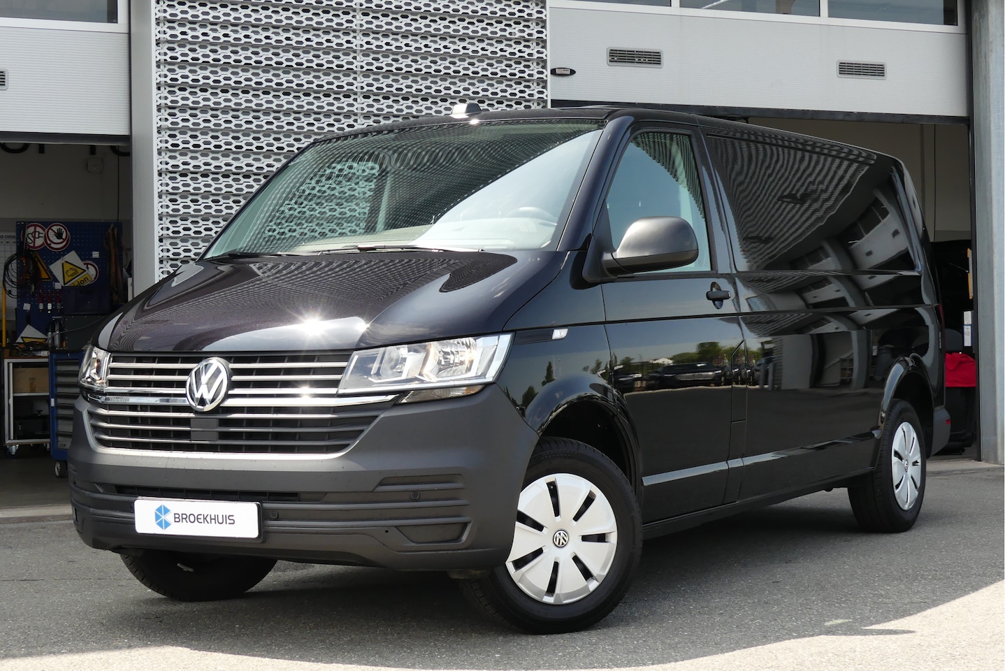 Volkswagen Transporter - | Navigatie | PDC V+A | Achterklep | Stoelverwarming | 4 Seizoenen Banden - AutoWereld.nl