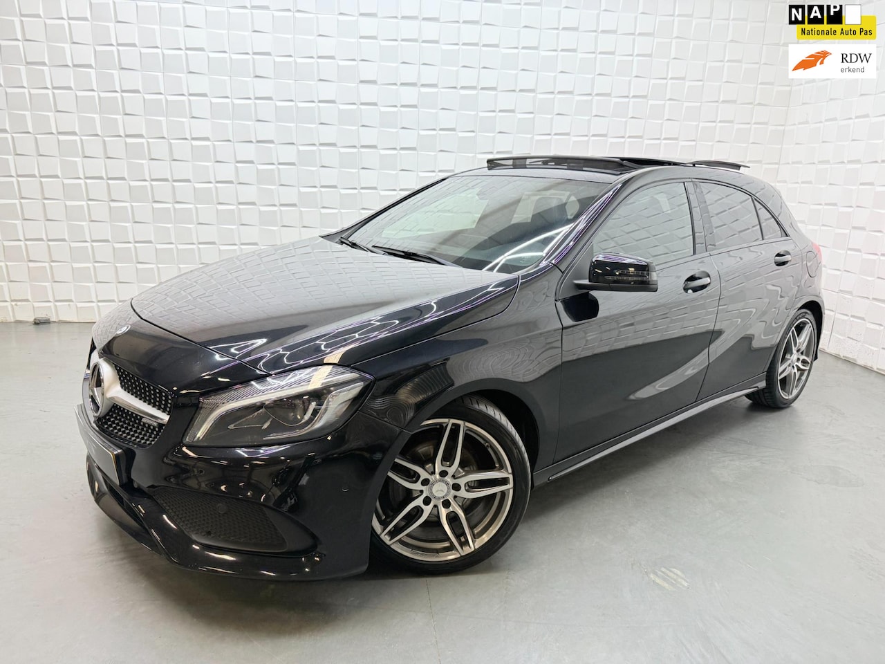 Mercedes-Benz A-klasse - 180 AMG PANO NAVI PDC LEER NAP - AutoWereld.nl