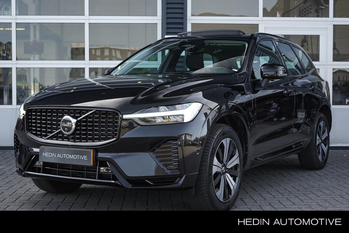 Volvo XC60 - 2.0 T6 Plug-in hybrid AWD Plus Dark | 360 Camera | Glazen Schuifdak | Adaptieve Cruise Con - AutoWereld.nl