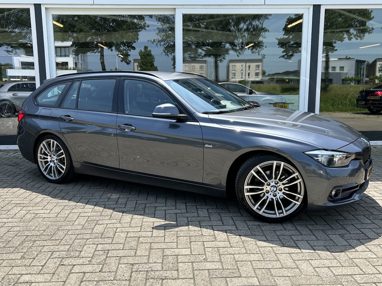 BMW 3-serie Touring - 320d EDE Sport Edition 50% deal 8.975,- ACTIE Virtual display / Sportstoelen / LED / Leder - AutoWereld.nl