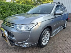 Mitsubishi Outlander - 2.0 PHEV Instyle+ CLIMAT/CRUISE/NAVI/ZONNEDAK/TREKHAAK 121PK