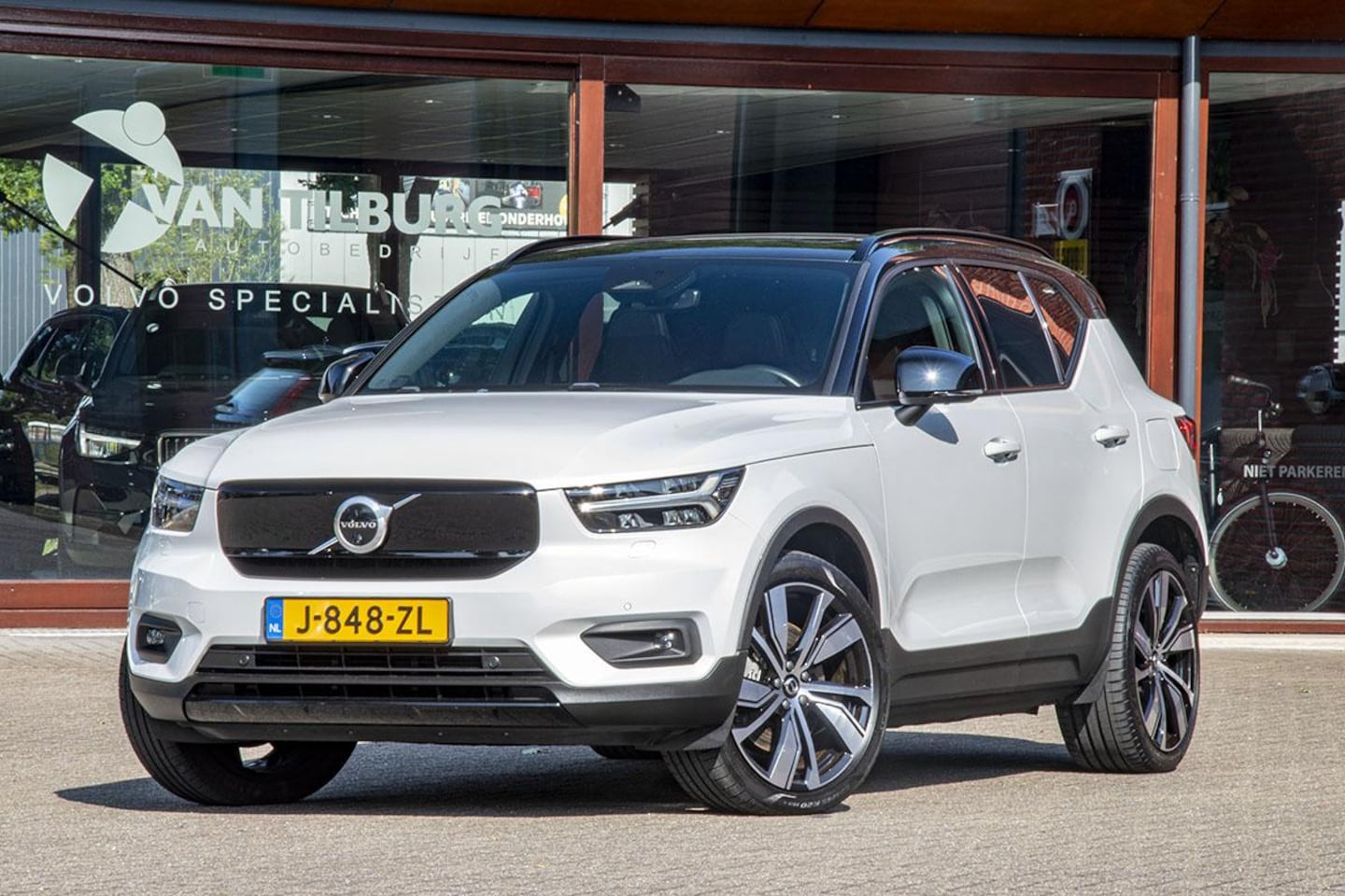Volvo XC40 - RECHARGE P8 AWD R-DESIGN Volvo XC40 Recharge P8 AWD R-Design - AutoWereld.nl