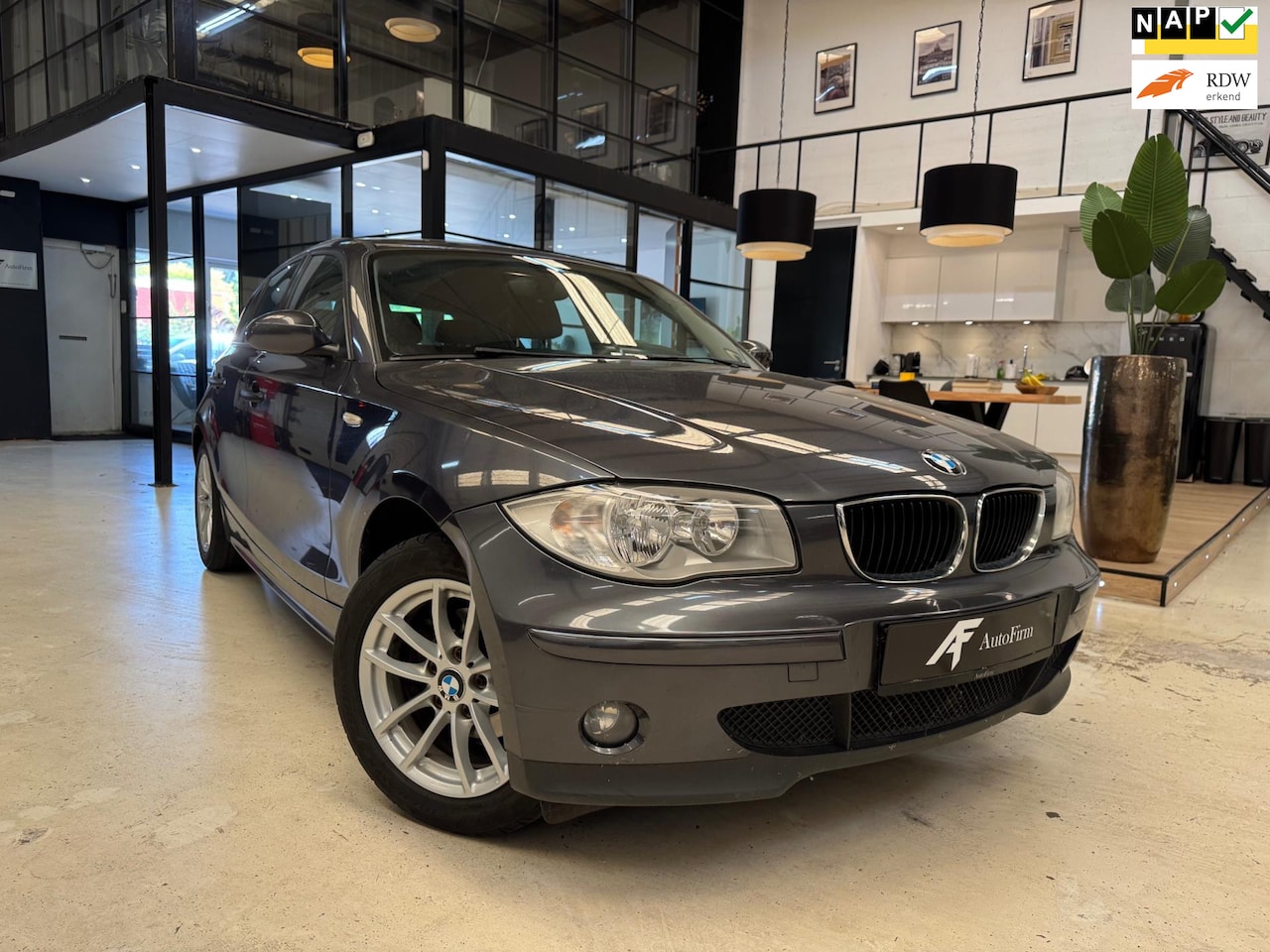 BMW 1-serie - 116i| Airco| AUX verbinding| Elektrische ramen| 5 deurs| Donker grijs|Inc winterbanden| - AutoWereld.nl