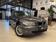 BMW 1-serie - 116i| Airco| AUX verbinding| Elektrische ramen| 5 deurs| Donker grijs|Inc winterbanden|