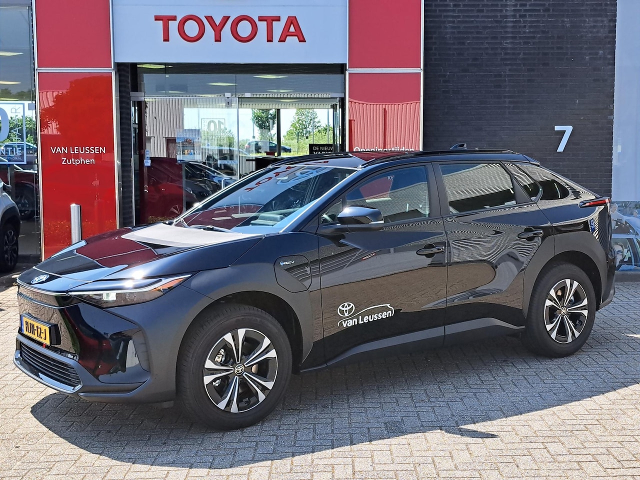 Toyota bZ4X - 71 KWH VOORRAADVOORDEEL DIRECT LEVERBAAR WARMTEPOMP 3-FASE LADEN 150KW 18"LM-VELGEN KEYLES - AutoWereld.nl