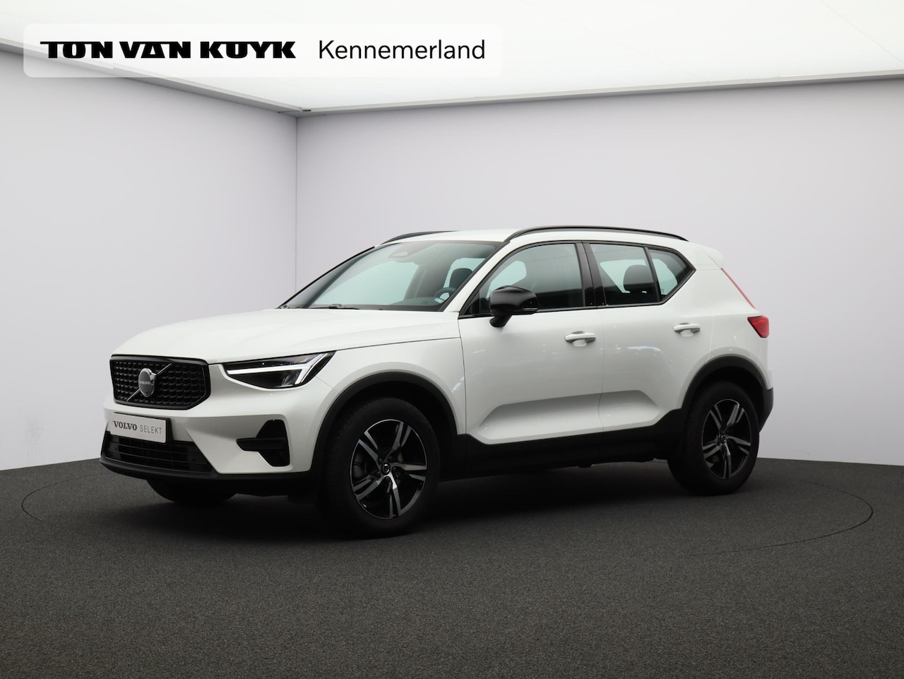 Volvo XC40 - 2.0 B4 Plus Dark / Trekhaak / Stoel+stuur+voorruitverwarming / Harman Kardon / Elektr. bed - AutoWereld.nl