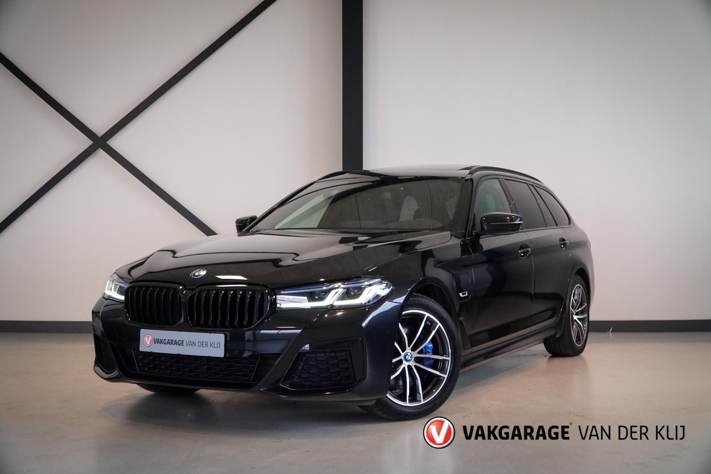 BMW 5-serie Touring - 530e xDrive M-Sport | Panorama | Trekhaak | 2x TV | H/K | Laser | Sportrem | Stoel/Stuurve - AutoWereld.nl
