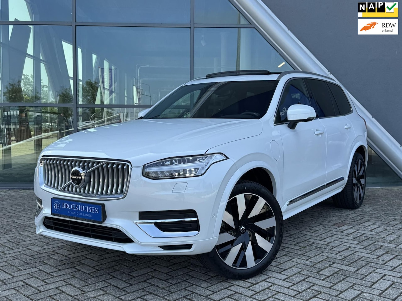 Volvo XC90 - 2.0 T8 Recharge AWD Ultra Bright LONG RANGE 455pk Panoramadak / 360 Camera / Sportstoelen - AutoWereld.nl